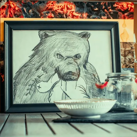 Bär P. frisst die Friedenstaube